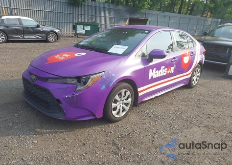 2021 Toyota Corolla Le z USA, uszkodzony, nr VIN JTDEPMAEXMJ139393